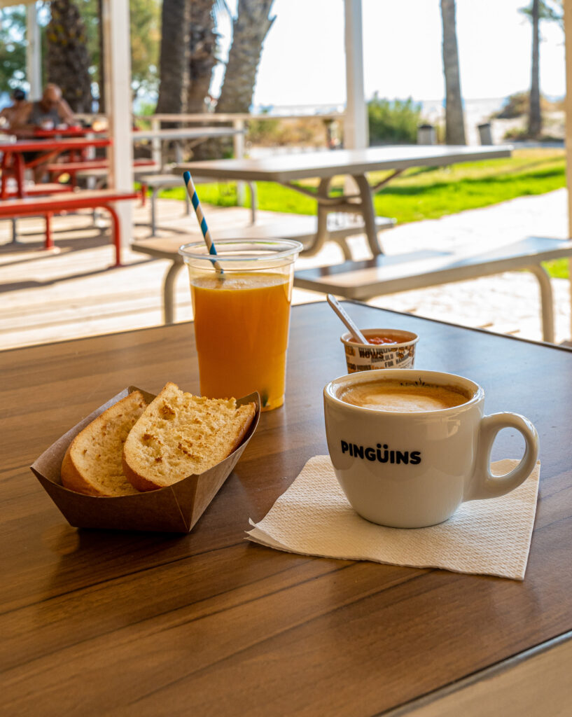 Desayuno en la terraza de Pingüins con vistas a las palmeras
