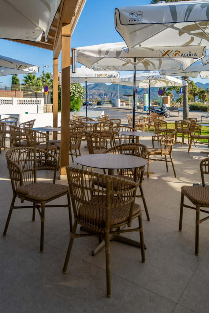 Terraza de Pingüins con sombrillas y sillas de ratán