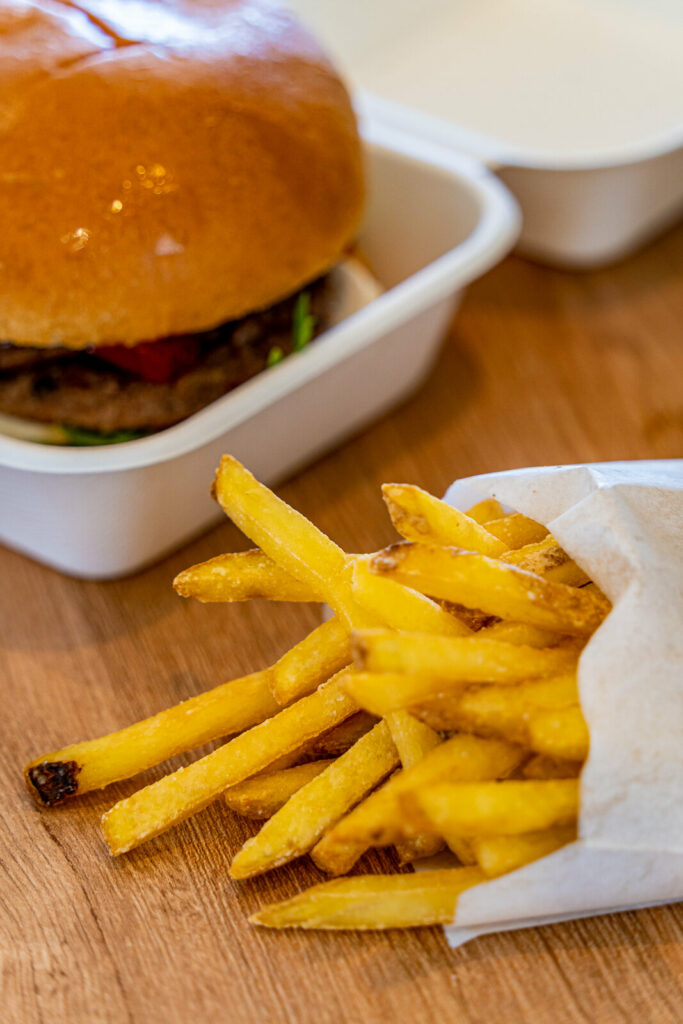 Burger en pan brioche con patatas fritas recién hechas