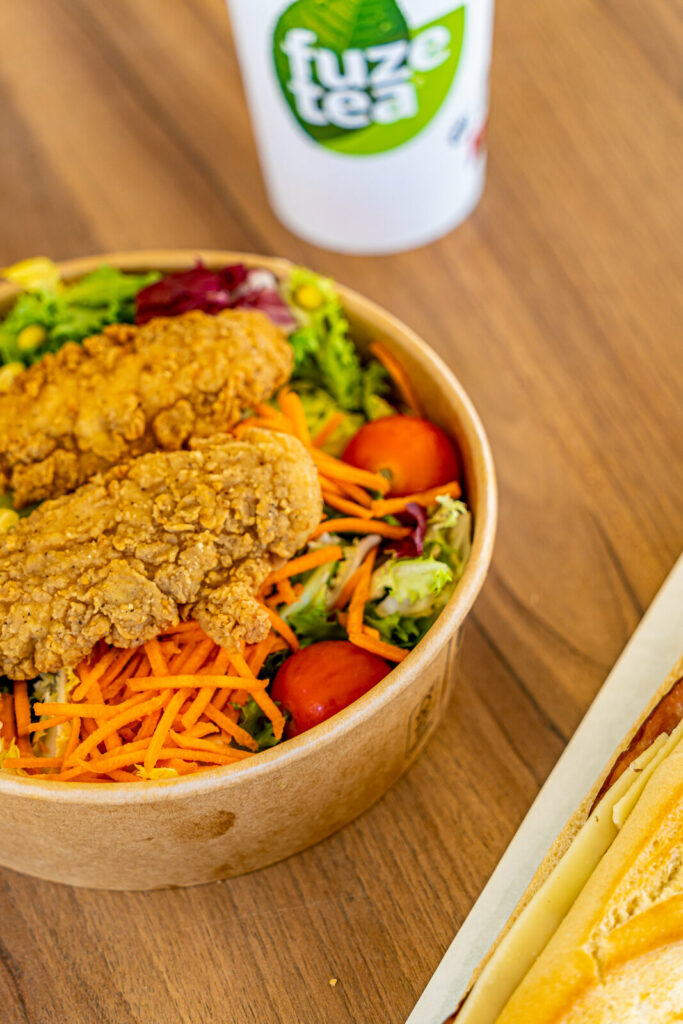 Ensalada con solomillo de pollo empanado en bowl