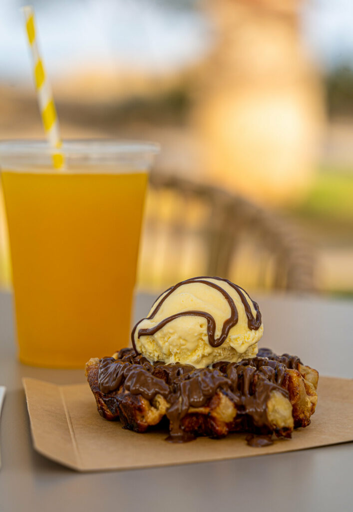 Gofre con helado y zumo de naranja en la terraza
