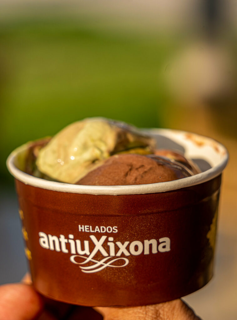 Tarrina de helado antiuXixona en la mano