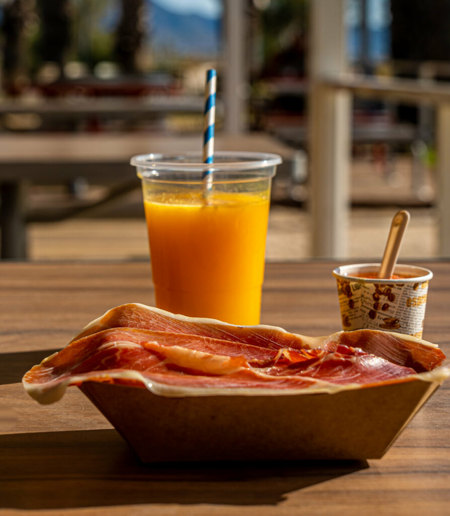 Tosta de jamón y zumo de naranja natural en la terraza