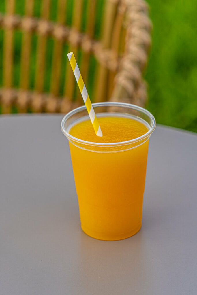 Zumo de naranja natural recién exprimido